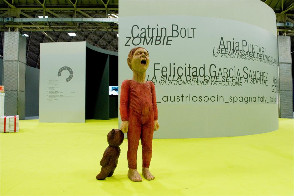 L'immagine digitale documenta un momento della "Biennale dei Giovani Artisti dell'Europa e del Mediterraneo" che, nella sua XIII edizione, fu ospitata in Puglia, a Bari, dal 22 al 31 maggio 2008 negli spazi della Fiera del Levante. La Biennale è considerata la più importante vetrina in Europa e nel Mediterraneo per la creatività delle giovani generazioni. Voluta da Regione Puglia e dall'Associazione Internazionale BJCEM e realizzata dal Teatro Pubblico Pugliese, la Biennale ha dato così spazio ad una visione multidisciplinare, multiforme e internazionalizzata dell'arte contemporanea attraverso creazioni di musica, arti visive, teatro, video, arti applicate, letteratura e gastronomia. Scattata a luce ambiente in uno degli spazi della Fiera, la fotografia rende una delle ...