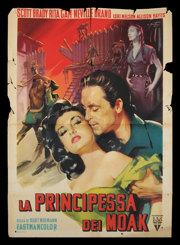 L'immagine riproduce uno dei manifesti conservati presso la Mediateca Regionale Pugliese (vedi Note). Si tratta di uno dei manifesti del film “La principessa dei Moak” del 1956 per la regia di Kurt Neumann. La firma che si legge è dell’illustratore romano Arnaldo Putzu (A. Putzu) collaboratore di Enrico De Seta e dello studio Favalli. Lo stile di Putzu è riconoscibile per l’uso di un linguaggio compositivo drammatico reso soprattutto nella rappresentazione dei ritratti, densi di linee e chiaro scuri che accentuano l'espressività dei volti. Si noti qui infatti, la perfezione e la cura dei dettagli per la rappresentazione dei volti e dell’intensità nello sguardo tra i due personaggi in primissimo piano, immortalati in una intensa e sensuale stretta. In secondo piano, in t...