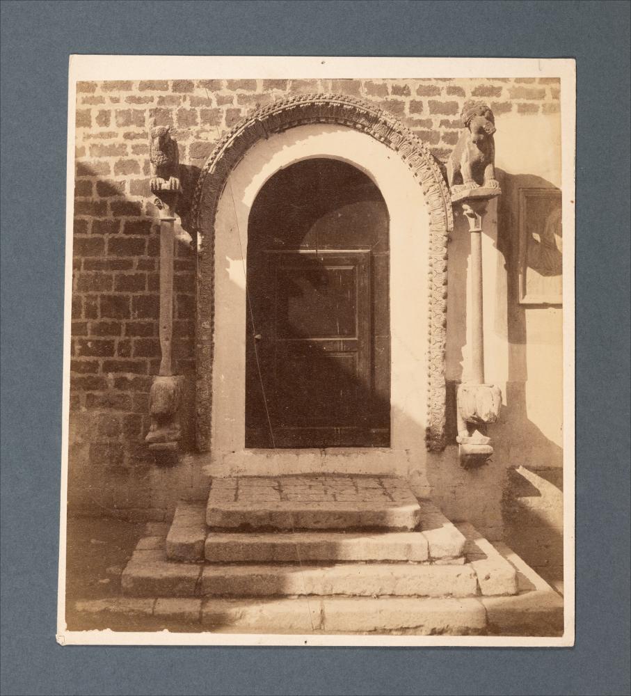 <div class="ql-editor"><div><span>Ritaglio da fotografia originale di Romualdo Moscioni del portale (XI-XII secolo) della Chiesa di San Giacomo a Trani.</span></div><div><span class="ql-cursor">﻿</span>﻿L'immagine fa parte della raccolta fotografica di Giuseppe Ceci (1863-1938), studioso delle arti figurative dell’Italia meridionale e tra i promotori delle Società di Storia Patria di Napoli e della Puglia. Tale raccolta si inserisce nel vivace clima culturale dell’Italia postunitaria, caratterizzato dal progressivo consolidarsi di una «coscienza nazionale» alimentata anche dal confronto e dal dialogo con le realtà storiche e culturali locali.</div><div>Oggi la Biblioteca Comunale di Andria conserva oltre settecento fotografi...