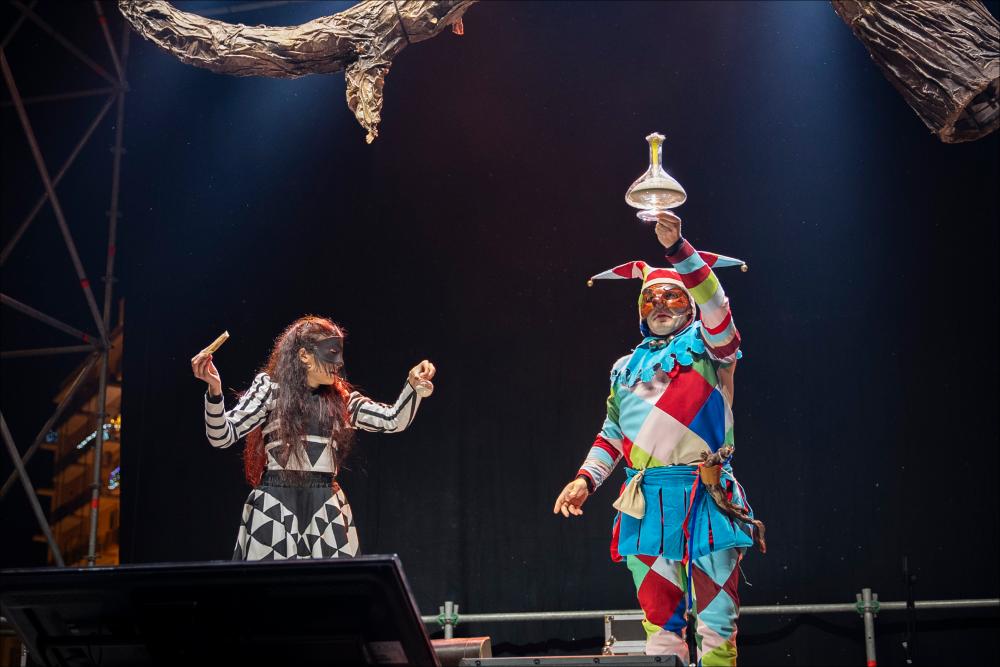 <p>La fotografia ritrae l’energia e l’ironia di “Le Propaggini”, il tradizionale festival in vernacolo che ha aperto la 630^ edizione del Carnevale di Putignano il 26 dicembre. Sul palco di Largo Porta Nuova, otto gruppi di poeti irridenti hanno animato il pubblico con rime pungenti e satira locale, celebrando l’antica tradizione contadina che da secoli anima la città. L’immagine cattura il momento in cui i propagginanti, tra costumi colorati e sorrisi contagiosi, portano avanti la festa che unisce storia, divertimento e spirito di comunità.</p>...