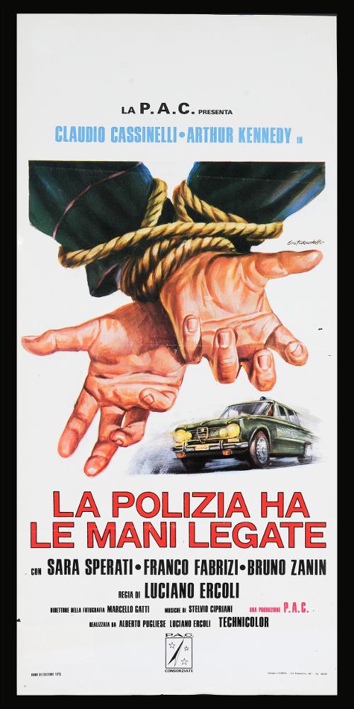L'immagine riproduce uno dei manifesti conservati presso la Mediateca Regionale Pugliese (vedi Note). Si tratta di una delle locandine del film “La polizia ha le mani legate” del 1975 per la regia di Luciano Ercoli, a firma di Ezio Tarantelli. Noto per la produzione di illustrazioni per film minori e quelli del genere "Spaghetti western", Tarantelli è un artista e grafico, fondatore dello Studio E2 insieme al collega Enzo Sciotti. In questa locandina, come nelle altre presenti in collezione, la composizione risulta essere molto pulita e lineare anche grazie all’uso dello sfondo completamente bianco. Uniche immagini presenti rendono visivamente il titolo e la trama del film: una volante della polizia in corsa, caratterizzata da linee orizzontali che ne indicano il movime...
