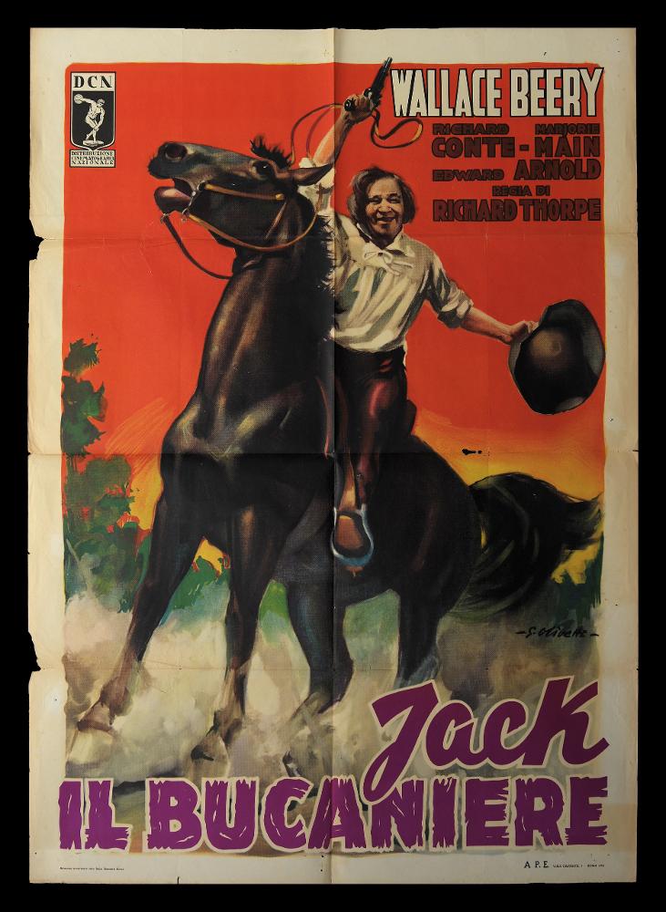L'immagine riproduce uno dei manifesti conservati presso la Mediateca Regionale Pugliese (vedi Note). Si tratta di uno dei manifesti del film in bianco e nero “Jack il bucaniere”, distribuito in Italia nel 1951 per la regia di Richard Thorpe. La firma che si legge è dell’illustratore bolognese Giorgio Olivetti. Classe 1908, Olivetti caratterizza le sue prime opere con uno stile morbido, sfumato, fatto di acquerelli delicati che rendono il volume anche grazie ad un uso sapiente dei chiaroscuri. In questa composizione l’artista si allontana dalla leggerezza e briosità che ritroviamo in altre sue opere, qui le tinte utilizzate sono scure e la scena rappresentata si svolge al tramonto, un arancio spento che copre lo sfondo quasi interamente. Gli elementi sono essenziali, ce...