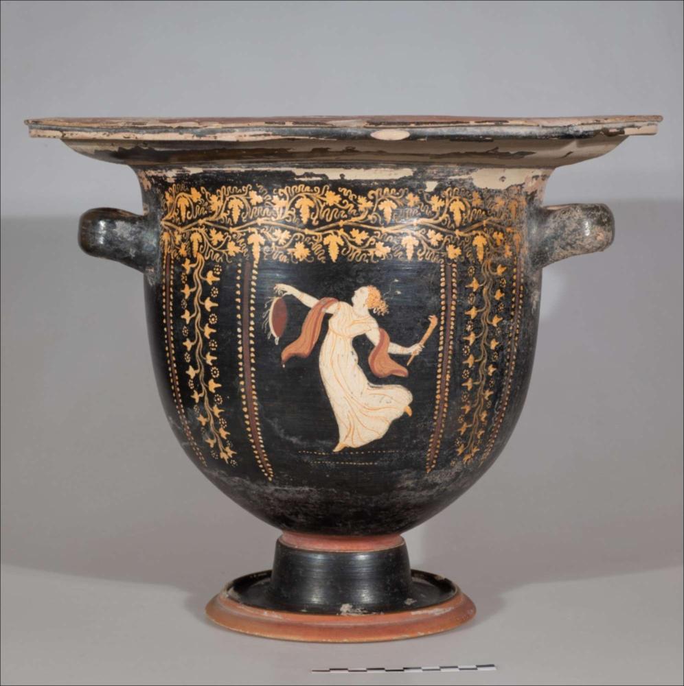 <div class="ql-editor"><div>Considerato uno dei capolavori del Museo Castromediano, questo cratere è noto in bibliografia come il "Cratere della Menade danzante". Il vaso è decorato con la tecnica della sovradipintura policroma, particolarmente diffusa in Apulia a partire dalla metà del IV secolo a.C., e viene attribuito all’officina del Pittore della Bottiglia del Louvre, attivo nel terzo quarto del IV secolo a.C. Sul lato principale è raffigurata una menade colta nell’atto di danzare, con un tympanon nella mano destra e una fiaccola accesa nella sinistra. Indossa un chitone, un himation porpora e calzari ed è impreziosita da gioielli. La figura è rappresentata in un movimento ampio e vorticoso, un motivo molto diffuso ...