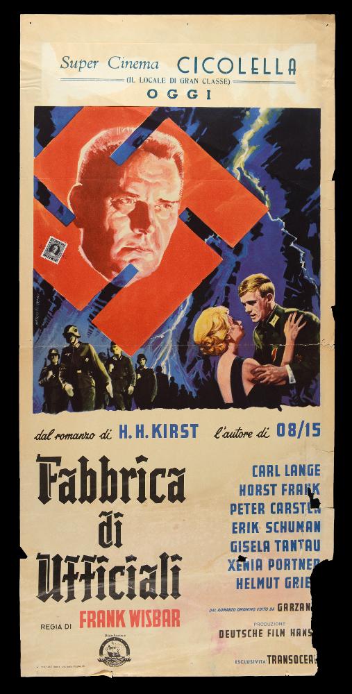 “Fabbrica di ufficiali” (titolo originale “Fabrik der Offiziere”) è un film del 1960 diretto da Frank Wisbar, su sceneggiatura scritta insieme a Hans Hellmut Kirst e Franz Höllering. Tra gli interpreti principali ricordiamo Helmut Griem, Horst Frank, Carl Lange e Peter Carsten.
La locandina cinematografica è opera di Mario Ferrari, noto illustratore che collaborò con lo Studio Paradiso. Ferrari firmò numerosi manifesti facendo conoscere le sue doti grafiche e pittoriche straordinarie. Per la realizzazione di questa locandina Ferrari opta per uno stile di forte impatto che si focalizza su uno sfondo cupo da cui emerge una grande svastica rossa che incornicia il ritratto del generale maggiore Modersohn (Carl Lange).
La locandina originale è conservata nell’Archivio della ...