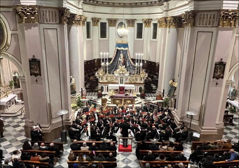<div class="ql-editor"><div>Fotografia che ritrae la formazione della banda musicale durante l’esecuzione del concerto per la festa di Santa Lucia, svoltosi nel 2023 all’interno della Chiesa Madre Maria SS. Assunta di Ceglie Messapica.</div><div><br></div><div>L’Associazione Musicale Culturale Giovani Musicisti di Ceglie Messapica è una banda musicale fondata nel 1994, composta da circa 40 musicisti e strutturata come un’orchestra. Svolge un’attività continuativa nel territorio di Ceglie Messapica e nei comuni limitrofi, partecipando a feste patronali, celebrazioni religiose, cerimonie civili, manifestazioni culturali ed eventi musicali. La banda costituisce una realtà aggregativa, educativa e culturale per la comunità c...