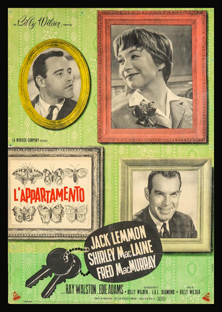 L'immagine riproduce uno dei manifesti conservati presso la Mediateca Regionale Pugliese (vedi Note). Si tratta di una delle versioni grafiche delle fotobuste del film “L'appartamento” del 1960 per la regia di Billy Wilder. Sulla destra in basso leggiamo la firma di Ciriello Averardo (A. Ciriello). Questa composizione si discosta dal linguaggio elaborato e dallo stile pittorico colto e maturo tipico dei manifesti dell'artista. Troviamo infatti una distribuzione più moderna e lineare delle parti, su uno sfondo verdino si alternano quattro cornici dalle forme e colori differenti con all'interno fotografie in bianco e nero dei personaggi del film. Una cornice contiene il titolo in rosso del film. Particolare l'inserimento dei nomi degli attori all'interno dell'etichetta di...