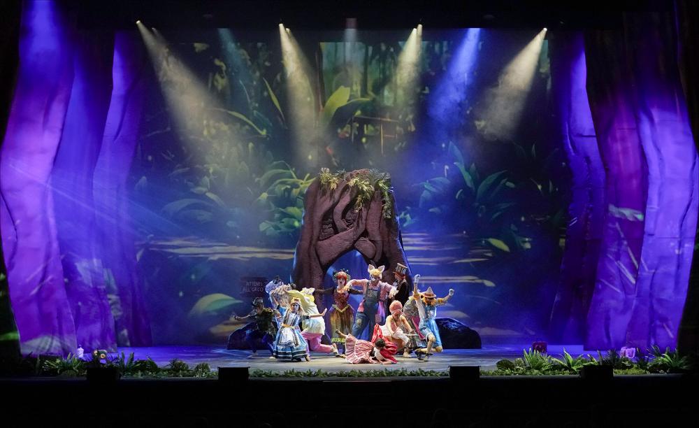 <div>Lo scatto racconta un momento dello spettacolo “Shrek il Musical”, rappresentato al Teatro Petruzzelli di Bari il 15 settembre 2024, a conclusione di un tour partito proprio dal Petruzzelli e approdato in numerose città italiane ed europee, registrando uno straordinario successo.</div><div>Prodotto da AncheCinema su licenza ufficiale DreamWorks Theatricals e MTI Europe, il musical è diretto da Graziano Galatone, protagonista di spicco del teatro musicale italiano. L’allestimento ripropone in forma teatrale il celebre film DreamWorks del 2001, primo vincitore dell’Oscar come Miglior Film d’Animazione, ispirato al libro di William Steig e portato per la prima volta a Broadway nel 2008.</div><div>Con un cast selezionato dalle pi...