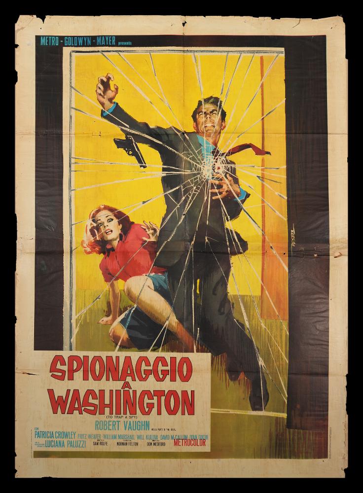 L'immagine riproduce uno dei manifesti conservati presso la Mediateca Regionale Pugliese (vedi Note). Si tratta di una delle versioni grafiche del manifesto del film “Spionaggio a Washington” a firma di Deseta (Enrico De Seta), artista da annoverare tra la prima generazione di grafici ed illustratori. I suoi contributi come fumettista per giornali satirico-umoristici e periodici per ragazzi trovano spazio anche in questo manifesto. La composizione grafica sembra incastonata all’interno di uno specchio, infranto per uno sparo come si evince dalla presenza di una pistola. In questa cornice con uno sfondo giallo vivo che dà profondità alla stanza, sono riflessi due personaggi del film immortalati con il volto terrorizzato ed incredulo della donna seduta e di dolore dell’uo...