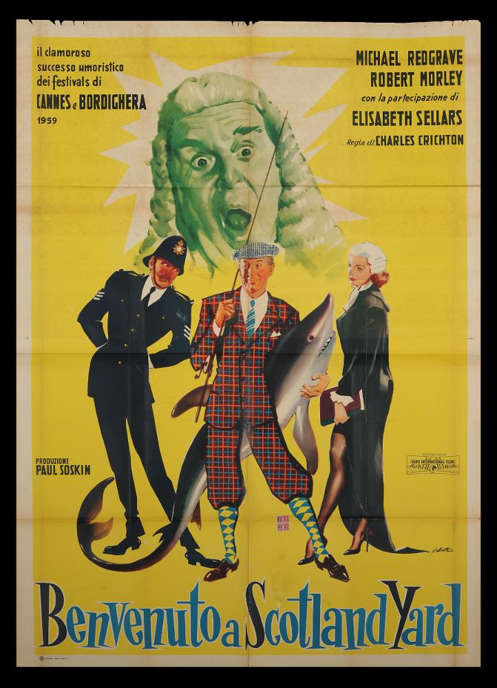 L'immagine riproduce uno dei manifesti conservati presso la Mediateca Regionale Pugliese (vedi Note). Si tratta di una delle versioni grafiche del manifesto della commedia inglese "Benveuto a Scotland Yard". Il manifesto è a firma dell'illustratore bolognese Giorgio Olivetti, pittore di cinema, classe 1908, che si differenziò caratterizzando le sue prime opere con uno stile morbido, sfumato, fatto di acquerelli delicati che rendono il volume anche grazie ad un uso sapiente dei chiaroscuri. Per questo film realizza una composizione moderna e leggera, eppur sempre elegante in cui Olivetti usa un fondo uniforme e acceso per dare evidenza ai personaggi, raffigurati in pose e mimiche divertenti, soprattutto per la figura del magistrato, molto ironica. Olivetti qui usa una pi...