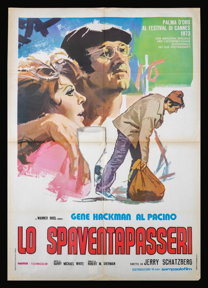 L'immagine riproduce uno dei manifesti conservati presso la Mediateca Regionale Pugliese (vedi Note). Si tratta di una delle versioni grafiche per il manifesto del film “Lo spaventapasseri” del 1973 per la regia di Jerry Schatzberg. La composizione è molto semplice ma anche molto coinvolgente per il realismo evidente nella rappresentazione dei protagonisti tra i quali riconosciamo un giovane Al Pacino. I colori utilizzati sono accesi e brillanti, quasi in contrasto con la trama drammatica del film. Anche i volti rappresentati sembrano sereni e fiduciosi, sguardi che guardano verso un punto lontano ed ignoti al pubblico. Il titolo lo ritroviamo nella parte inferiore della composizione mentre in alto a destra vi è il riferimento alla Palma d'oro al Festival di Cannes....