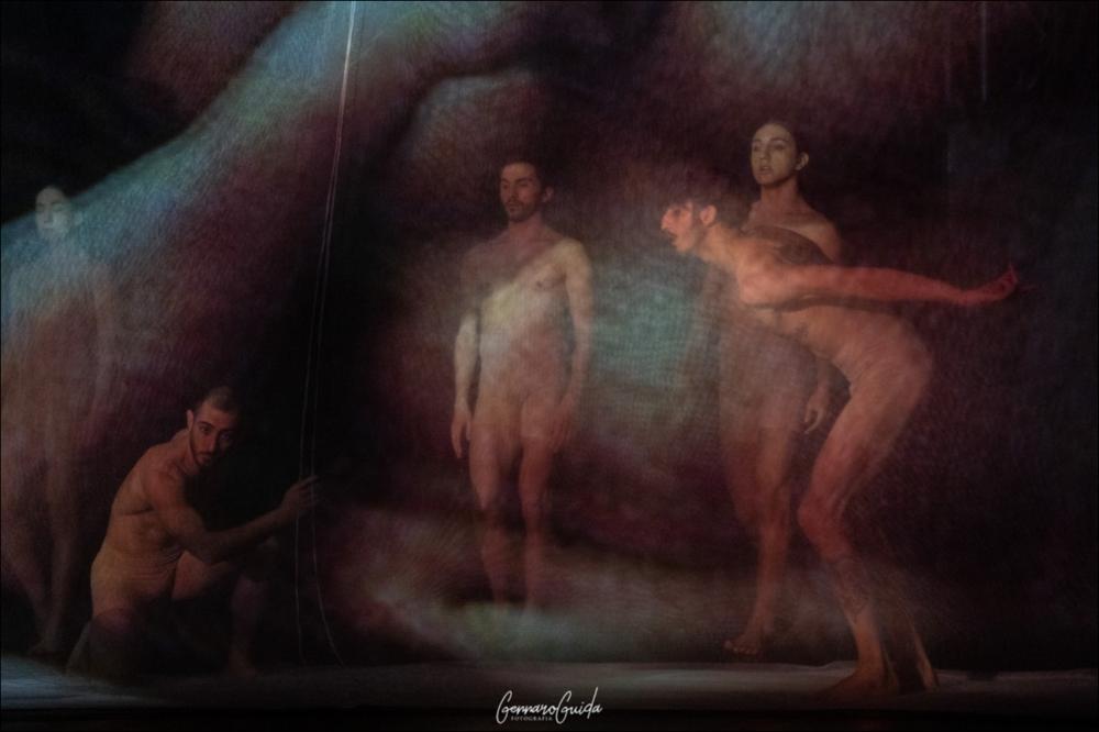 Lo scatto fotografico coglie un momento scenico dello spettacolo ““I sogni di Leonardo. L’uomo che intuì il volo” della Compagnia ResExtensa, da un’idea e per la regia di Elisa Barucchieri, coreografie di Elisa Barucchieri e Giordano Orchi, con le musiche originali di Gianvincenzo Cresta. Il light design è di Stefano Limone, la video art di Leandro Summo, la scenografia di Deni Bianco e i costumi di Barbara Petrecca.
Lo spettacolo è andato in scena al Teatro Piccinni di Bari il 12 febbraio e il 13 febbraio 2022 nell’ambito della Stagione del Comune di Bari, in collaborazione con il Teatro Pubblico Pugliese. 
Lo spettacolo, performance unica di forma e luce, movimento, danza tra aria e terra, si ispira alla creatività del grande visionario Leonardo da Vinci, al suo infin...
