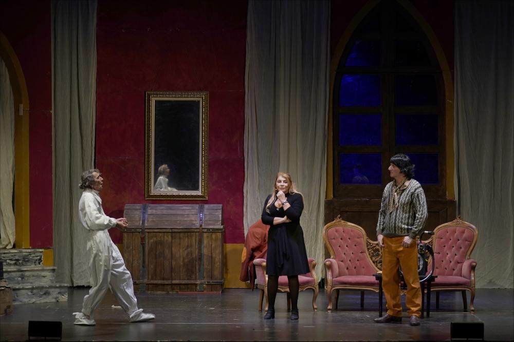 <div>Lo scatto documenta un momento dello spettacolo “Il Fantasma”, scritto da Dante Marmone e Tiziana Schiavarelli, prodotto da Anonima G.R. e andato in scena il 1° gennaio 2024 presso il Teatro AncheCinema di Bari. In scena, accanto agli autori, anche Brando Rossi.</div><div>La scenografia è curata da Massimiliano Massari in collaborazione con l’Accademia di Belle Arti di Bari; i costumi sono di Rossella Ramunni; Daniele Domanico firma luci e fonica; Terry Caiati è amministratrice di compagnia. La fotografia è di Egidio Magnani.</div><div>Ambientato in un’antica casa ereditata, lo spettacolo mette in scena presenze misteriose e voci inquietanti. Carmela, donna fragile e succube del marito Felice, vive in un luogo gravato da ...