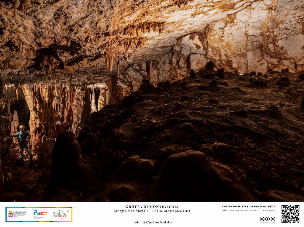 Le concrezioni calcaree, come in questo scatto, si trasformano in vere colonne che sorreggono, ancora oggi, l’immensa volta e suddividendo gli spazi degli ampi vani.
Le Grotte di Montevicoli sono un sistema di cavità naturali ubicate nell'omonima contrada a circa 1,5 km dall'abitato di Ceglie Messapica. A metà degli ani ’90, le grotte erano intensamente visitate, tanto che si allestiva al suo interno un presepe artistico durante il periodo natalizio.
L’immagine digitale fa parte della raccolta di fotografie prodotte da Carlos Solito per il Progetto digitale “Sillabario sotterraneo – Viaggio dantesco nelle Grotte di Puglia” – realizzato nell’ambito della LEGGE REGIONALE 30 dicembre 2020 - art. 39 “Cavità pugliesi e opera dantesca - Celebrazioni 700 anni dalla morte di Da...