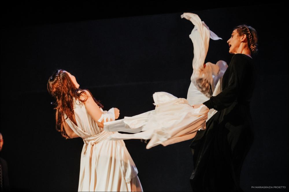 Gli scatti fotografici rappresentano scene tratte dallo spettacolo “Romeo e Giulietta”, una coproduzione internazionale della Compagnia La Luna nel Letto, insieme al Teatrul Excelsior di Bucarest e l'ERT Emilia-Romagna Teatro.
Le immagini sono state scattate durante il periodo di prove effettuate nel mese di luglio e agosto 2022 presso il Nuovo Teatro Comunale di Ruvo di Puglia, durante le prove a Bucarest presso il Teatro Excelsior dal 26 novembre all'8 dicembre 2022 e anche durante l’anteprima dello spettacolo nei giorni 9, 10, 11 dicembre 2022.
La produzione è stata diretta dal regista pugliese Michelangelo Campanale, in una versione multilingue (italiano, inglese e rumeno).
Sulla base della tragedia shakespeariana, Campanale progetta una straordinaria interpretazion...