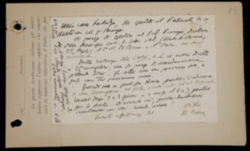 Nella cartolina, Benedetto Croce, dopo aver comunicato di aver licenziato la copertina de “La Critica”, invita Laterza a spedire al Professor Erasmo Percopo, studioso di letteratura napoletana quattro-cinquecentesca e direttore con Torraca e Zingarelli della “Rassegna critica della letteratura italiana”, il volume di Karl Vossler e il secondo di Giordano Bruno per recensioni; gli chiede poi di avere solo una parte delle copie che gli spettano della ristampa della prima annata de “La Critica”. Sollecita inoltre l'editore ad essere a Napoli quando egli sarà di ritorno da Roma e in procinto di partire per la Sicilia. Infine gli rivolge la richiesta del volume “Storia delle critica romantica in Italia” di Giuseppe A. Borgese inviata dalla libreria Enrico Spoerri di Pisa.