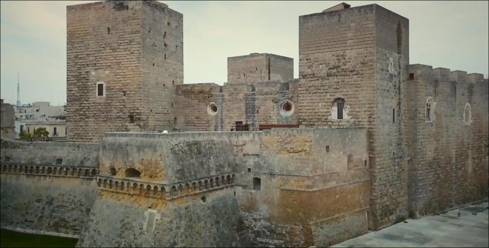 Il documentario in oggetto fa parte della produzione di contenuti digitali dell'Accademia di Belle Arti di Bari nell'anno 2020. Presentato presso il Castello Svevo di Bari nell’ambito delle iniziative digitali promosse dalla Direzione Regionale Musei Puglia, girato in occasione della mostra "Moda al Castello. Collezioni di abiti storici in Puglia", il video sancisce la collaborazione tra l'Istituto accademico e la Direzione Regionale stipulata a settembre 2020 con protocollo d'intesa, che individua il Castello come uno dei siti prescelti per la realizzazione di iniziative ed eventi per celebrare il cinquantenario della fondazione dell’Accademia. Attraverso le voci del Direttore Prof. Giancarlo Chielli, dei promotori culturali che hanno reso possibile la mostra e di alcu...
