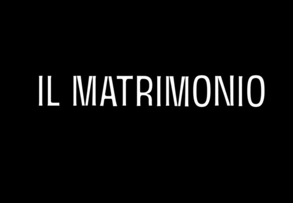 Il video in oggetto è il promo di “Il Matrimonio”, spettacolo per la regia di Salvatore Tramacere, tratto dall'opera teatrale del 1842 di Nikolaj Vasil'evič Gogol', satira incentrata su una giovane donna, Agafija, corteggiata da quattro scapoli, ognuno con le sue eccentricità. Gli stessi personaggi vengono catapultati da Tramacere nel nostro tempo, portando con sé i lati più buffi e divertenti. Il palcoscenico ricorda un set di una trasmissione televisiva, con un presentatore che guida uomini e donne nella ricerca del partner, ma tutto risulta finto e lo schermo allontana ancor più i protagonisti, lasciandoli soli con le proprie inquietudini, aumentando così la distanza tra l'essere e l'apparire. Per far sposare la bella Agafia vi sono delle scene che rendono quasi grot...