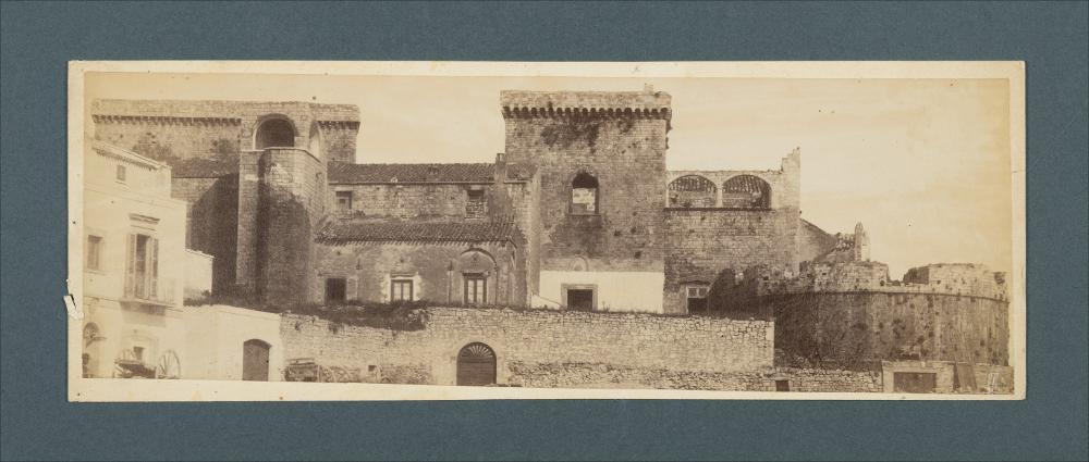 <div class="ql-editor"><div><span>Documentazione fotografica del Castello di Conversano da un ritaglio di fotografia di Romualdo Moscioni.</span></div><div><span class="ql-cursor">﻿</span>La raccolta fotografica di Giuseppe Ceci (1863-1938), studioso delle arti figurative dell’Italia meridionale e tra i promotori delle Società di Storia Patria di Napoli e della Puglia, si inserisce nel vivace clima culturale dell’Italia postunitaria, caratterizzato dal progressivo consolidarsi di una «coscienza nazionale» alimentata anche dal confronto e dal dialogo con le realtà storiche e culturali locali.</div><div>Oggi la Biblioteca Comunale di Andria conserva oltre settecento fotografie dedicate alla Puglia medievale, a Napoli e al patrimonio ...