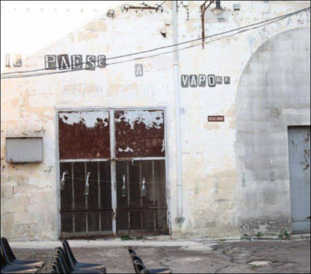 La Ex Distilleria De Giorgi di San Cesario di Lecce è uno dei più interessanti e imponenti monumenti dell’archeologia industriale del Sud Italia ed è diventa una residenza artistica a livello locale, nazionale ed internazionale.
“Il Paese a Vapore” è un audio-documentario, progetto per l’ascolto, che unisce le interviste agli anziani del paese alle voci dei protagonisti in scena con l'obiettivo di ricreare l'immagine di un mondo passato: la Distilleria “De Giorgi”.
La storica distilleria era luogo di lavoro per l'intero paese che improvvisamente, alla fine del secolo, si ritrova privato di questa importante identità. IL PAESE A VAPORE nasce da un’idea di Daniela Diurisi (sound artist) e Agostino Aresu (regista, drammaturgo) che insieme ricreano la storia di un luogo car...