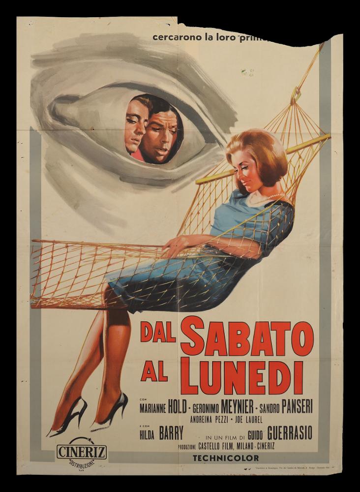 L'immagine riproduce uno dei manifesti conservati presso la Mediateca Regionale Pugliese (vedi Note). Si tratta di una delle versioni grafiche del manifesto del film “Dal sabato al lunedì”, del 1962 per la regia di Guido Guerrasio. Su uno sfondo chiaro è esaltata la figura della protagonista femminile Marienne Hold, nei panni di Joan, una bellissima ed elegante ragazza olandese che diviene oggetto del desiderio di due adolescenti, Enrico e Sandro. I visi dei due giovani compaiono inseriti come fossero una pupilla nell’occhio disegnato sullo sfondo, un occhio grigio e grande che osserva la giovane stesa su l’amaca, assorta sorridente nei suoi pensieri. Il manifesto, privo di firma, risulta lacerato nella parte superiore e la frase “cercarono la loro ‘prima, donna” è manc...