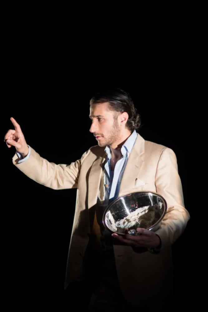 Il video in oggetto è il promo di “Codice Nero”, una delle produzioni 2015-2016, messe in scena dalla compagnia teatrale Koreja di Lecce. Lo spettacolo, scritto e interpretato dal siciliano Riccardo Lanzarone, racconta in un lungo flashback, la storia di Salvatore Geraci, un uomo qualunque, un ex artificiere siciliano. L'ambientazione è significativa, un ospedale, il “codice nero” infatti è il codice assegnato al pronto soccorso ai deceduti. L'opera vuole essere una denuncia, senza retorica, di una realtà del nostro paese: le prestazioni sanitarie differenti a seconda del censo. Un caso di malasanità in scena: lunghe attese nei corridoi, dottoroni dal super ego che umiliano i pazienti. E proprio in questa situazione drammatica, il protagonista si ritrova con il pensiero...