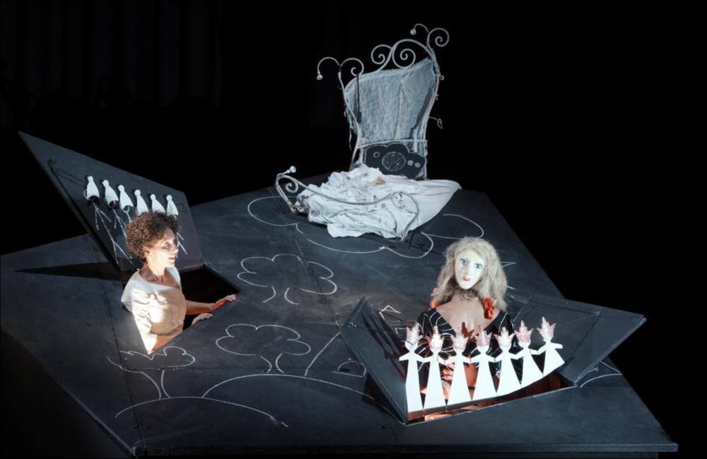 Lo scatto fotografico cattura una scenografia particolarmente suggestiva dello spettacolo “Come Pollicino” portato in scena, con la regia di Anna de Giorgio e Damiano Nirchio, presso il Teatro Van Westerhout di Mola Di Bari il 21 settembre 2021.
Lo spettacolo è una riflessione giocosa sul potere, sul “diventar grandi” in modo non violento, sulla crescita individuale e sul progresso civile e, perché no, anche sulla Democrazia.
È il racconto avventuroso della “Rivoluzione” messa in atto da una ragazzina che decide di non sottostare alle angherie e prepotenze di un uomo cattivo, il Grande Dittatore Generale della piccola città in cui vive.
Il Dittatore si è impossessato di tutto e di tutti, negando qualsiasi libertà. Non c’è scampo per nessuno, neanche per i bambini che im...