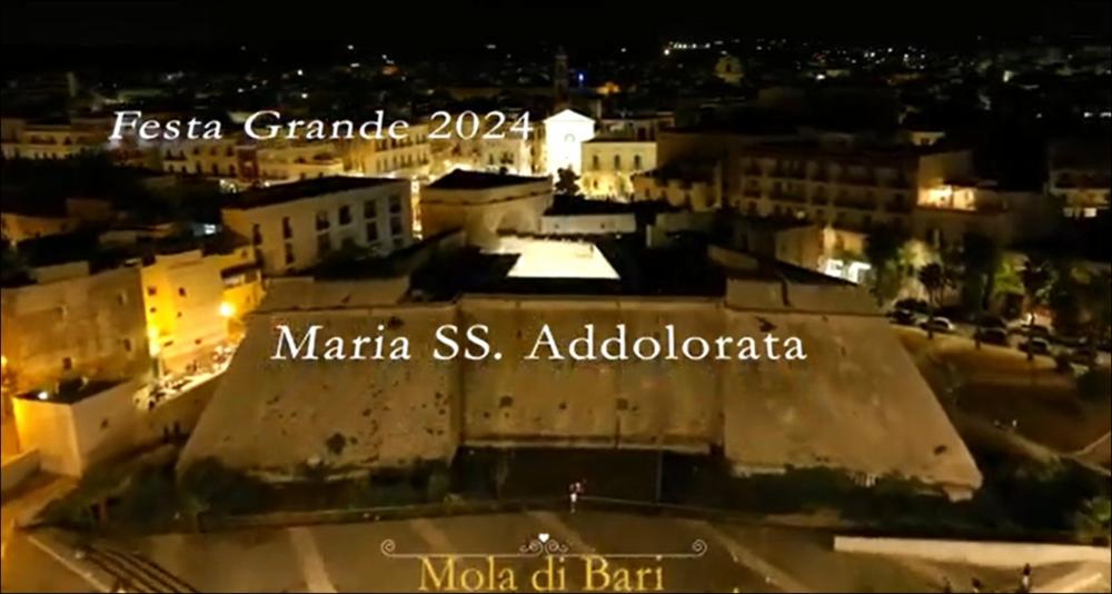 <div class="ql-editor"><div>Il video presenta i momenti solenni della “Festa Grande” in onore della Patrona Maria Santissima Addolorata a Mola di Bari. Tra questi, il rito della Traslazione del Libro Sacro (noto anche come Libro delle Regole o degli Statuti della Confraternita), un antico atto cerimoniale che dà ufficialmente inizio ai solenni festeggiamenti: la partenza dalla Chiesa Matrice di San Nicola dove il Libro è custodito, la processione e l'arrivo alla Chiesa della Maddalena, "casa" della seicentesca e venerata statua della Madonna Addolorata.</div><div>La traslazione simboleggia l'apertura dei registri dei festeggiamenti e la sottomissione della comunità alle antiche "Regole" di comportamento, carità e fede stab...
