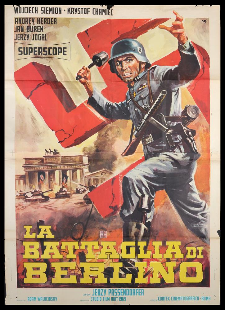 L'immagine riproduce uno dei manifesti conservati presso la Mediateca Regionale Pugliese (vedi Note). Si tratta di una delle versioni grafiche del manifesto del film “La battaglia di Berlino”. Autore del manifesto è Mario De Berardinis (Mos), appartenente alla terza generazione di pittori di cinema. Nato a La Spezia si trasferì a Roma dove ebbe il privilegio di divenire allievo di Averardo Ciriello e di Rodolfo Gasparri, tra i maggiori cartellonisti del tempo. Nella capitale riuscì ad aprire un suo studio grafico ed iniziò molte collaborazioni con diverse case di produzione. Tre sono le firme che ritroviamo sulle sue opere: all’inizio delle sua carriera firmava con il suo nome Mario De Berardinis, dagli anni Sessanta al 1975 circa utilizzò lo pseudonimo Mos (la più comu...