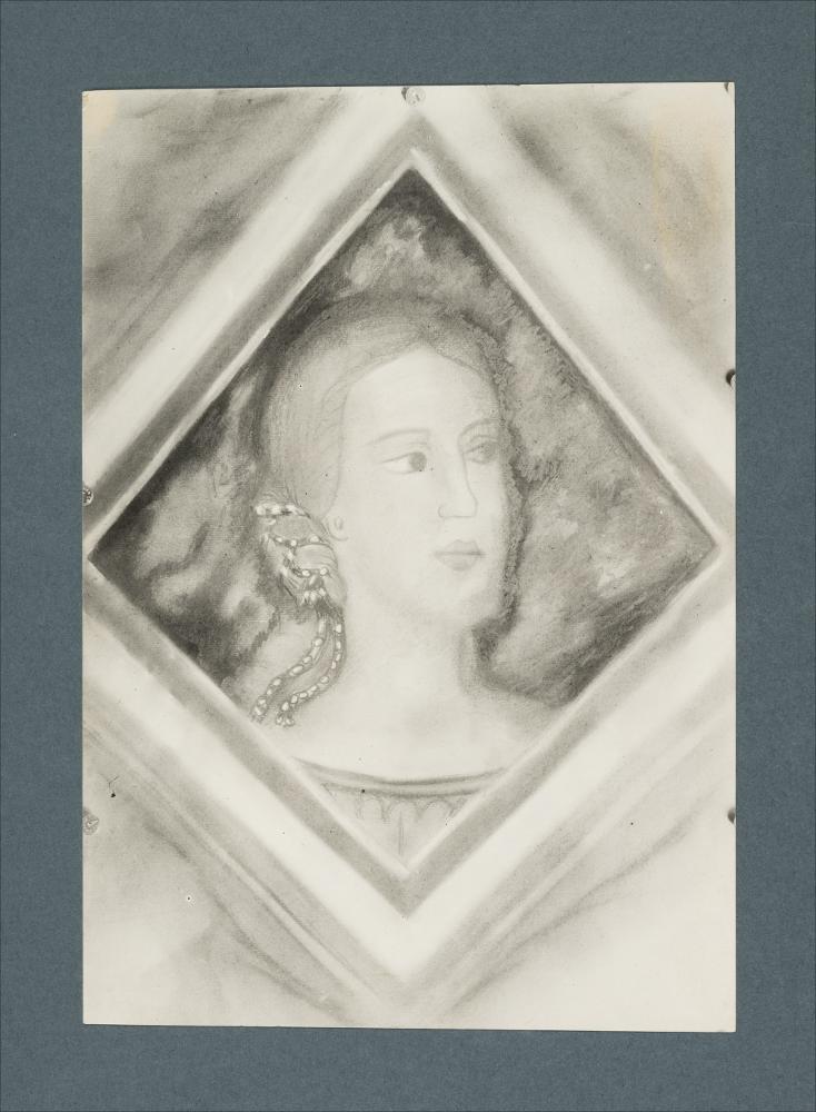<div class="ql-editor"><div><span>Documentazione fotografica del medaglione con ”ritratto di Margherita D’Angiò" (XIV secolo) nell’intradosso dell’arco della Incoronazione, presso la cripta della Chiesa di San Francesco a Irsina (MT).</span></div><div class="ql-align-justify">L'immagine digitale fa parte della raccolta fotografica di Giuseppe Ceci (1863-1938), studioso delle arti figurative dell’Italia meridionale e tra i promotori delle Società di Storia Patria di Napoli e della Puglia. Tale raccolta si inserisce nel vivace clima culturale dell’Italia postunitaria, caratterizzato dal progressivo consolidarsi di una «coscienza nazionale» alimentata anche dal confronto e dal dialogo con le realtà storiche e...