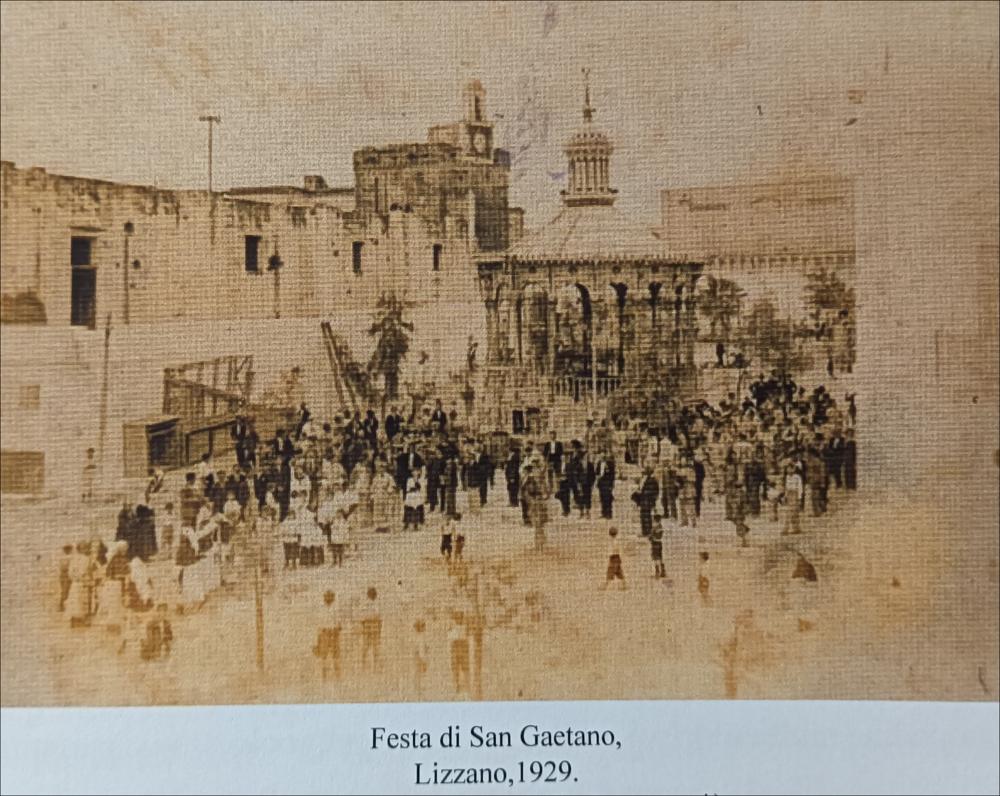 <div class="ql-editor"><div>La digitalizzazione di questa immagine ritrae la festa patronale di San Gaetano a Lizzano nel 1929, testimoniando la devozione per il Santo e l’atmosfera di festa della città agli inizi del secolo scorso.</div><div>La festa patronale in onore di San Gaetano da Thiene si celebra a Lizzano il 6 e 7 agosto, con solenni festeggiamenti religiosi e civili.</div><div>Le celebrazioni iniziano nella Chiesa Matrice di San Nicola con la Novena, che si svolge dal 29 luglio al 6 agosto. In questo periodo viene solennemente esposta l’antica statua del Santo, secondo il tradizionale rito dell’intronizzazione. Ogni sera si recita la Preghiera a San Gaetano e si celebra la Messa vespertina.</div><div>Nel giorno della festa vengono celeb...