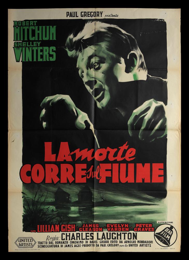 L'immagine riproduce uno dei manifesti conservati presso la Mediateca Regionale Pugliese (vedi Note). Si tratta di uno dei manifesti del film in bianco e nero “La morte corre sul fiume” del 1955 per la regia di Charles Laughton, tratto dal romanzo “The Night of the Hunter” di Davis Grubb. La composizione grafica è a firma dell'illustratore bolognese Giorgio Olivetti. Classe 1908, Olivetti caratterizza le sue prime opere da uno stile morbido, sfumato, fatto di acquerelli delicati che rendono il volume anche grazie ad un uso sapiente dei chiaroscuri che rendono i suoi lavori eleganti. Qui la vena ironica che contraddistingue le sue opere lascia il posto ad una sensazione di inquietudine e mistero, sensazione enfatizzata sia dal grande primo piano maschile che dall’alto si...