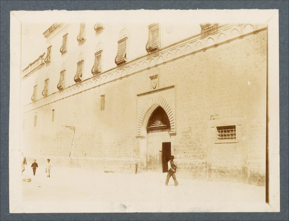 <div class="ql-editor"><div><span>Documentazione fotografica della veduta della facciata del Monastero di Santa Chiara a Trani, databile al XIV secolo, </span>in uno scatto della storica dell'arte Teresa Sacchi Lodispoto.</div><div>L'immagine fa parte della raccolta fotografica di Giuseppe Ceci (1863-1938), studioso delle arti figurative dell’Italia meridionale e tra i promotori delle Società di Storia Patria di Napoli e della Puglia. Tale raccolta si inserisce nel vivace clima culturale dell’Italia postunitaria, caratterizzato dal progressivo consolidarsi di una «coscienza nazionale» alimentata anche dal confronto e dal dialogo con le realtà storiche e culturali locali.</div><div>Oggi la Biblioteca Comunale di Andria conserva oltre sette...