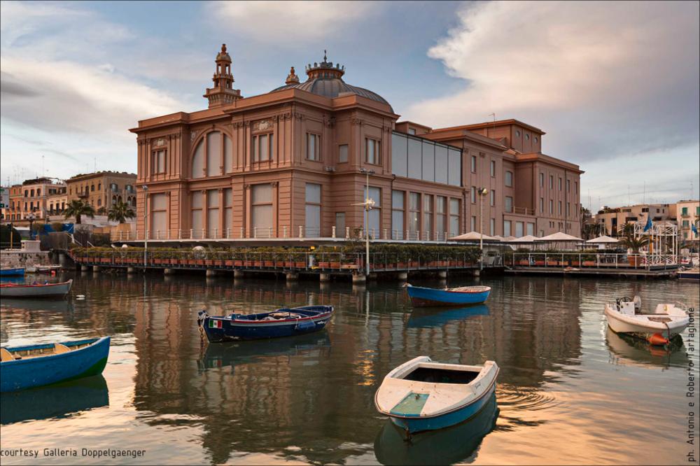 La fotografia in oggetto, scattata dal fotografo Beppe Gernone, immortala l'opera "Sud" dell'artista barese Daniela Corbascio, qui installata sul Palazzo della Regione Puglia, a Bari. Nella "scheda dettagliata", una recensione del giornalista e critico d'arte Pietro Marino....