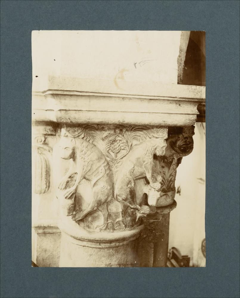 <div class="ql-editor"><div>Documentazione fotografica di capitello, databile al XIII secolo, appartenente alle colonne della Cattedrale di Ruvo di Puglia.</div><div>La raccolta fotografica di Giuseppe Ceci (1863-1938), studioso delle arti figurative dell’Italia meridionale e tra i promotori delle Società di Storia Patria di Napoli e della Puglia, si inserisce nel vivace clima culturale dell’Italia postunitaria, caratterizzato dal progressivo consolidarsi di una «coscienza nazionale» alimentata anche dal confronto e dal dialogo con le realtà storiche e culturali locali.</div><div>Oggi la Biblioteca Comunale di Andria conserva oltre settecento fotografie dedicate alla Puglia medievale, a Napoli e al patrimonio storico-artistico dell’...