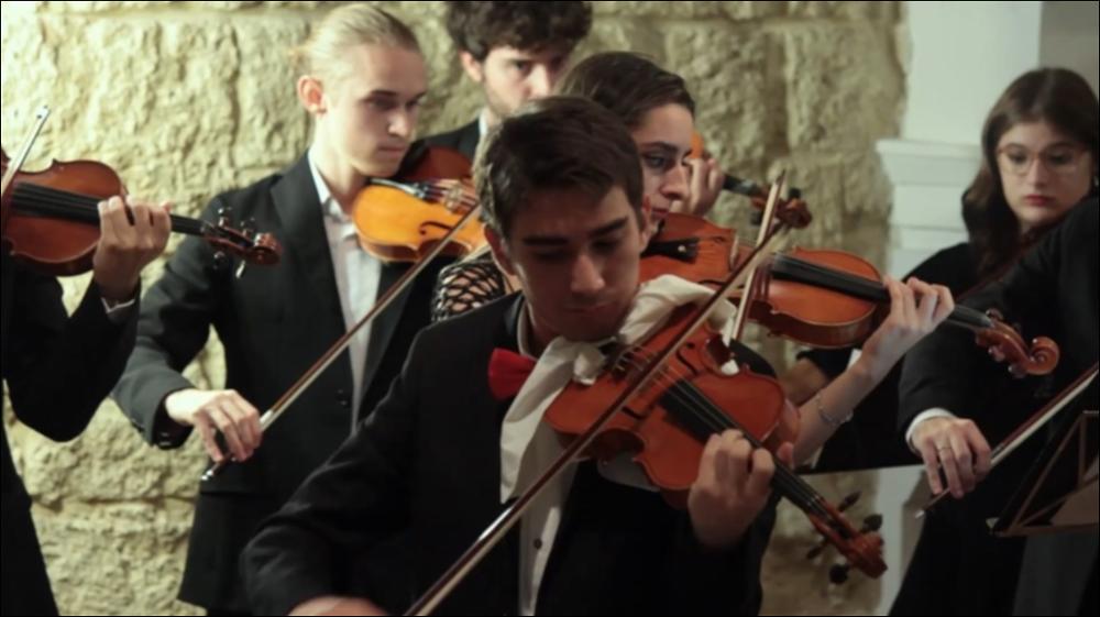 Il video propone un estratto del “Concerto alle Stagioni” tenuto dalla AYSO Young Soloists, guidata dalla bacchetta del Direttore Teresa Satalino, nella serata del 25 settembre 2022 presso il Castello Svevo di Bari, in occasione dei giorni dedicati alle GEP (Giornate Europee del Patrimonio 2022).
Le “Quattro Stagioni” sono il ciclo più noto di composizioni vivaldiane. I quattro concerti, ispirati ciascuno ad una stagione dell’anno e accompagnati da sonetti, furono probabilmente scritti dallo stesso Vivaldi. Un capolavoro barocco dove la straordinaria musicalità dei brani esalta l’incantevole ciclo della natura.
Un dialogo interessante si apre tra le stagioni barocche e quelle novecentesche “Las cuatro Estaciones porteñas”, composte da Astor Piazzolla tra il 1964 e il 19...