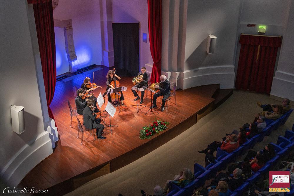 <div>L’immagine è tratta dal concerto dell’Archos Quartet, composto da Filip Jeska e Roberto D’Auria ai violini, Liza Soppi alla viola, Francesca Fiore al violoncello, e i due cornisti Marco Panella e Paolo Valeriani. I musicisti si sono esibiti nella serata del 20 aprile 2024 presso l’Auditorium Santa Chiara di Foggia, in occasione della IX Edizione di Musica Felix, la rassegna organizzata della Fondazione Apulia Felix Onlus, con la preziosa direzione artistica del musicista Dino De Palma, con otto spettacoli in cartellone dal 22 gennaio al 25 maggio 2024.</div><div>La serata è stata interamente dedicata al classicismo viennese, dominato dal genio di Haydn, Mozart e Beethoven. A guidare il pubblico in un percorso attraverso alcuni dei ...