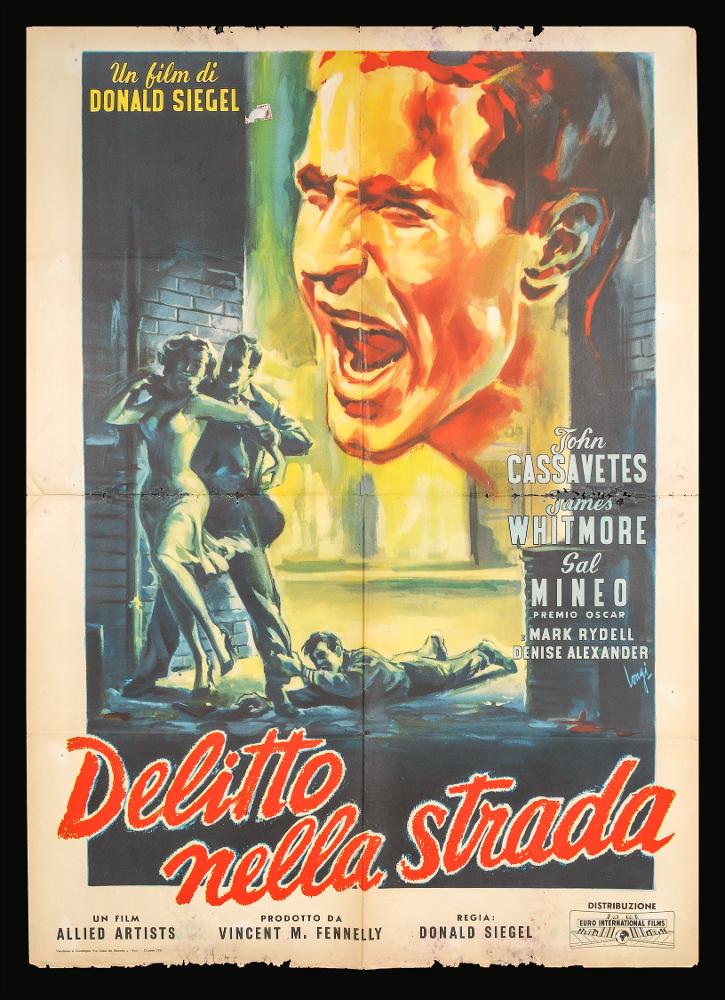 L'immagine riproduce uno dei manifesti conservati presso la Mediateca Regionale Pugliese (vedi Note). Si tratta di una delle versioni grafiche per il manifesto del film in bianco e nero “Delitto nella strada” del 1956 per la regia di Don Siegel. Sulla destra, in basso, leggiamo la firma di Carloantonio Longi (Longi), illustratore e cartellonista cinematografico tra i più importanti sulla scena italiana tra gli anni cinquanta e settanta del Novecento. In linea con gli altri manifesti dell’artista, anche qui si nota subito l’eleganza della composizione e la predilezione per l’utilizzo dei colori caldi e di pennellate ampie soprattutto nella realizzazione del grande ritratto che illumina tutta la scena. Colpisce subito il forte realismo del volto colto durante un grido di ...