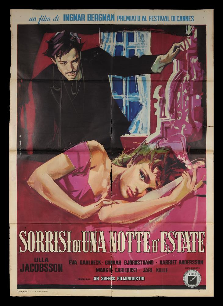 L'immagine riproduce uno dei manifesti conservati presso la Mediateca Regionale Pugliese (vedi Note). Si tratta di una delle versioni grafiche del manifesto del film “Sorrisi di una notte d’estate” del 1957 diretto da Ingmar Bergman. Il manifesto è a firma di Renato Fratini, collaboratore negli anni Cinquanta dello studio Favalli. Fratini si distinse fin da subito per la maturità nella tecnica pittorica e per la padronanza dell’uso dei colori utilizzati anche per dare forma a sfondo e personaggi. In quest'opera ritroviamo in primo piano una donna sdraiata, dallo sguardo accattivante, completamente avvolta dalle sfumature del colore fucsia: si va dal lenzuolo che la copre, alla maglia che le lascia scoperta la spalla, ai capelli di una tonalità più scura fino ad arrivare...