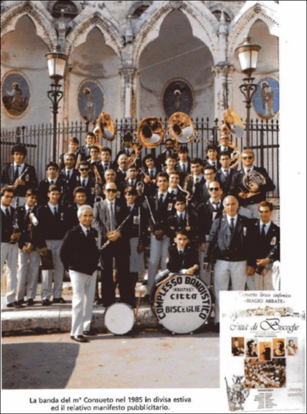 <div class="ql-editor"><div>Fotografia della banda del Maestro Consueto, ritratta nel 1985 in divisa estiva e il relativo manifesto.</div><div><br></div><div>Il Concerto Bandistico “Biagio Abbate” Città di Bisceglie è una storica formazione della tradizione bandistica pugliese, con testimonianze dell’attività musicale cittadina risalenti al XVIII secolo e una tradizione formalmente istituita nel XIX secolo. Composta da musicisti professionisti e amatori, la banda svolge un’intensa attività musicale e culturale, partecipando a celebrazioni, manifestazioni ed eventi sul territorio e in ambito nazionale. Il repertorio spazia dalle marce sinfoniche e funebri alla musica lirico-sinfonica e popolare. La formazione contribuisce alla ...