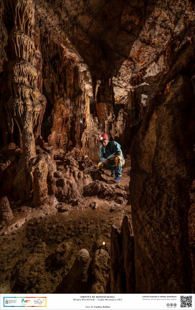 La grotta è lunga circa 50 m ed è visitabile, dopo un lungo periodo di chiusura, dal 2015. Ogni angolo diventa una scenografia lunare dove l’uomo è lo straniero e dove domina il silenzio e la meditazione, portando ad apprezzare lo scorrere lento del tempo scandito dal ticchettio delle gocce che cadono.
L’immagine digitale fa parte della raccolta di fotografie prodotte da Carlos Solito per il Progetto digitale “Sillabario sotterraneo – Viaggio dantesco nelle Grotte di Puglia” – realizzato nell'ambito della LEGGE REGIONALE 30 dicembre 2020 - art. 39 “Cavità pugliesi e opera dantesca - Celebrazioni 700 anni dalla morte di Dante Alighieri”.
