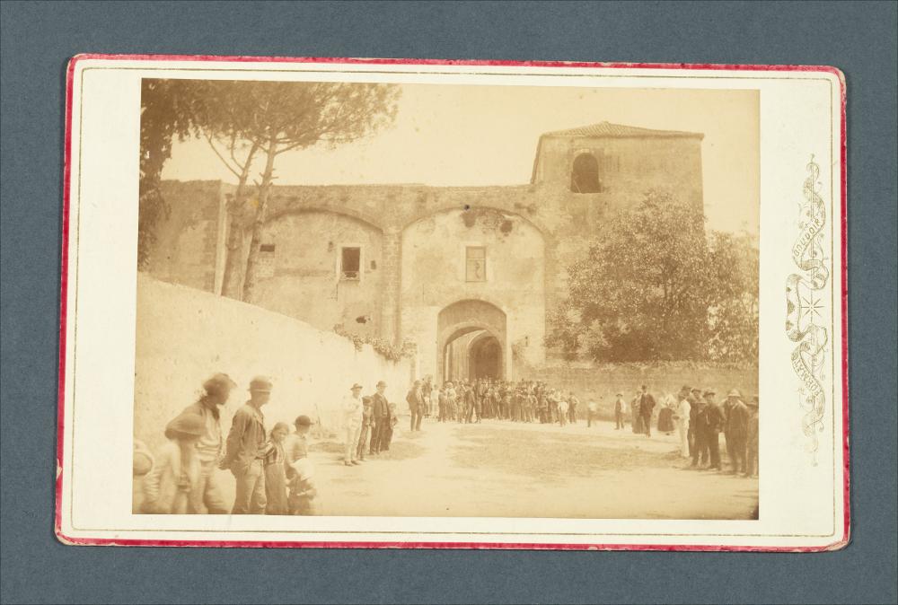 <div class="ql-editor"><div>Documentazione fotografica del Castello di Casaluce (XIV secolo) da una foto del <span>Marchese G. De Montemayor.</span></div><div><span class="ql-cursor">﻿</span>L'immagine digitale fa parte della raccolta fotografica di Giuseppe Ceci (1863-1938), studioso delle arti figurative dell’Italia meridionale e tra i promotori delle Società di Storia Patria di Napoli e della Puglia. Tale raccolta si inserisce nel vivace clima culturale dell’Italia postunitaria, caratterizzato dal progressivo consolidarsi di una «coscienza nazionale» alimentata anche dal confronto e dal dialogo con le realtà storiche e culturali locali.</div><div>Oggi la Biblioteca Comunale di Andria conserva oltre settecento fotografie dedicate...