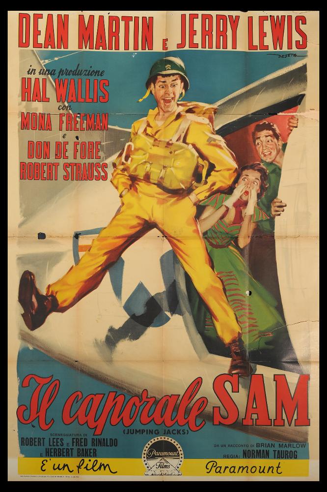 L'immagine riproduce uno dei manifesti conservati presso la Mediateca Regionale Pugliese (vedi Note). Si tratta del manifesto del film americano "Il caporale Sam", a firma di Deseta (Enrico De Seta), disegnatore e pittore italiano, noto come fumettista per giornali satirico-umoristici e periodici per ragazzi e soprattutto per la sua produzione di illustrazioni cinematografiche. Deseta realizza una composizione in cui si riconosce il tratto tipico della sua arte e la sua vena ironica, pensata per esaltare la comicità di Jerry Lewis, icona del cinema comico americano. Tinte accese e pennellate molto fluide, ma anche dettagli realistici e i ritratti molto fedeli degli attori (si riconosce quello di Dean Martin, che con Lewis costituì un duo cinematografico vincente) esalta...