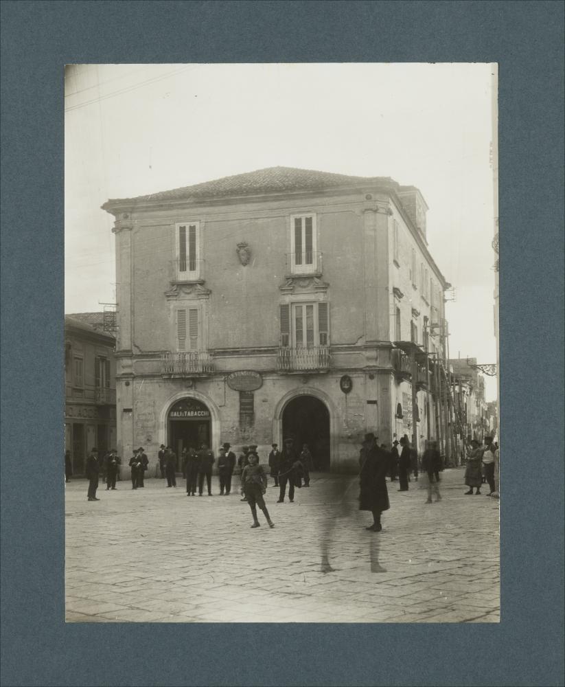 <div class="ql-editor"><div>Documentazione fotografica di una piazza non identificata della città di Foggia.</div><div>La raccolta fotografica di Giuseppe Ceci (1863-1938), studioso delle arti figurative dell’Italia meridionale e tra i promotori delle Società di Storia Patria di Napoli e della Puglia, si inserisce nel vivace clima culturale dell’Italia postunitaria, caratterizzato dal progressivo consolidarsi di una «coscienza nazionale» alimentata anche dal confronto e dal dialogo con le realtà storiche e culturali locali.</div><div>Oggi la Biblioteca Comunale di Andria conserva oltre settecento fotografie dedicate alla Puglia medievale, a Napoli e al patrimonio storico-artistico dell’Italia meridionale. Il corpus restituisce ...