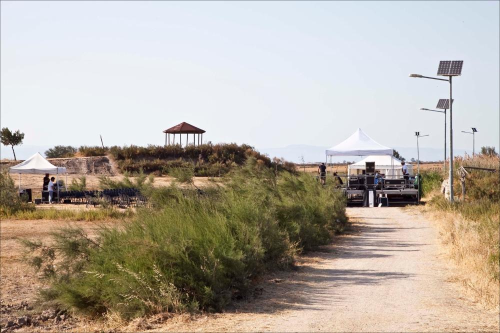 La fotografia in oggetto è parte della collezione digitale “Puglia Green Hour”nata dall'omonimo progetto di Teatro Pubblico Pugliese. Fu organizzato su un calendario fitto e intenso di spettacoli programmati tra giugno e luglio 2012 all'interno dei Parchi Regionali della Puglia, per parlare di arte, musica, teatro e filosofia ispirati dalle bellezze primordiali del paesaggio pugliese in aree territoriali spesso dimenticate o poco valorizzate. L'immagine riprende il punto del vastissimo Parco Naturale di Trinitapoli dove il 30 giugno il cantautore Pacifico, la cantante Simona Severini e la band si sono esibiti nel concerto “Una voce non basta”. Zona cara a Federico II, che vi aveva fatto costruire una domus dove addestrava i rapaci per la caccia, la zona umida si estende...