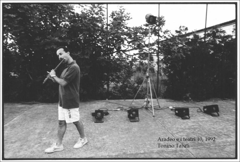 La fotografia in oggetto è stata scattata nel 1992 a Tonino Taiuti mentre suona il flauto traverso. Si tratta di un momento di vita quotidiana, vissuto al di fuori fuori della rassegna annuale “Aradeo e i Teatri”, un appuntamento con il teatro sperimentale che la compagnia Koreja nata nel 1983 nel piccolo borgo salentino di Aradeo portò avanti sin dall'anno della sua fondazione. La manifestazione, giunta alla decima edizione, diede molto spazio e valore negli anni alla musica e al teatro popolare, in particolare a quello napoletano e Tonino Taiuti, un esponente importante del teatro napoletano e della cosiddetta drammaturgia napoletana, che si esibì ad Aradeo con "Song Nero".