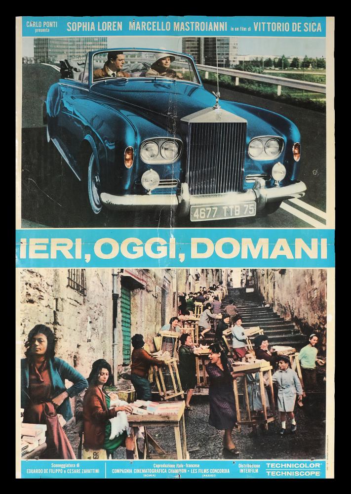 L'immagine riproduce uno dei manifesti conservati presso la Mediateca Regionale Pugliese (vedi Note). Si tratta di una delle fotobuste del film ad episodi “Ieri, oggi, domani”, del regista Vittorio De Sica. La composizione grafica presenta due scatti di scena che raccontano due momenti del film, a dividerli il titolo in stampatello bianco. Nella prima fotografia una scena dell’episodio “Anna” immortala Sophia Loren e Marcello Mastroianni. Nella seconda fotografia lo scatto è preso da “Adelina” con protagonista sempre la Loren in una viuzza a Napoli popolata da un folto gruppo di donne....