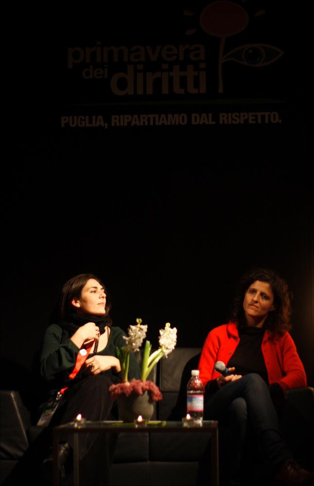 L'immagine fa parte di “Primavera dei Diritti", collezione digitale che raccoglie foto e video dell'omonima manifestazione promossa dalla Regione Puglia - Assessorato al Mediterraneo e realizzata dal Teatro Pubblico Pugliese dal 18 al 28 febbraio 2010 a Bari. Nella cornice del Teatro Kursaal di Bari, l'incontro dal titolo "Corpo e identità" ha messo a confronto due personalità del mondo della danza: la coreografa/ballerina Yasmeen Godder, nuova star della danza internazionale e Roberto Casarotto, curatore di progetti internazionali di danza, studioso e massimo esperto della danza dei paesi orientali. Il tema del confronto inevitabilmente ha toccato diversi orizzonti, è entrato nel vivo di contraddizioni laceranti che non coinvolgono solo l'arte ma fanno parte del nostro...
