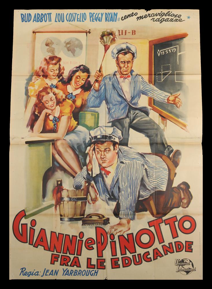 L'immagine riproduce uno dei manifesti conservati presso la Mediateca Regionale Pugliese (vedi Note). Si tratta di uno dei manifesti del film “Gianni e Pinotto” del 1945 per la regia di Jean Yarbrough. L’illustrazione non è firmata ma è in linea con le altre rappresentazioni del duo comico statunitense Bud Abbott e Lou Costello, ritratti sui manifesti cinematografici in versione animata. La scena è ricca di elementi seppur riprenda un luogo chiuso e circoscritto quale l’aula del collegio femminile dove lavorano i due protagonisti. Pur non seguendo le varie proporzioni in maniera realistica, i personaggi sono piacevolmente percepiti dal pubblico, rappresentati in posizioni buffe. Alle loro spalle le “educande” evocate dal titolo sono rappresentate tra i banchi, mentre di...