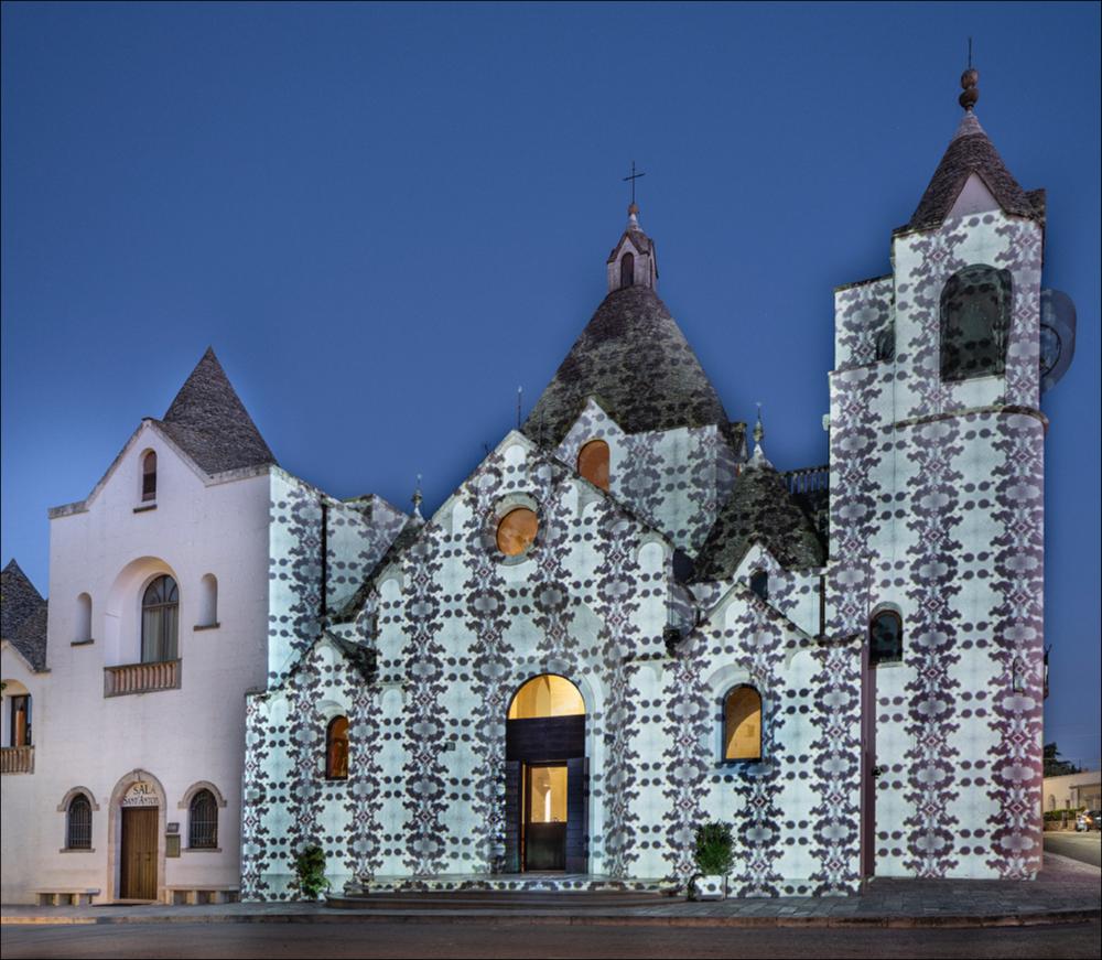 “Human Tiles” opera firmata dallo Studio Ocubo (Portogallo) è una installazione interattiva proiettata con videomapping sulla Chiesa a Trullo di Sant’Antonio. Videomapping che parla di libertà di movimento, diversità di colori e forme, con la quale il pubblico - mediante gli schemi grafici - può disegnare i movimenti su un pavimento bianco. ...