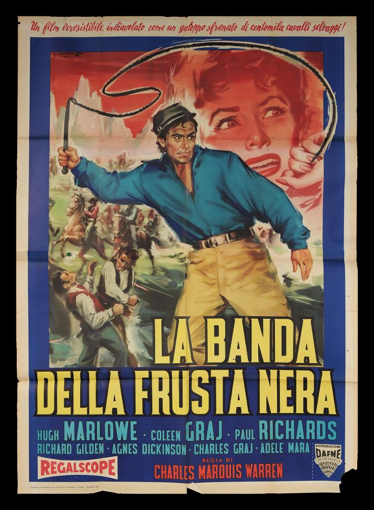 L'immagine riproduce uno dei manifesti conservati presso la Mediateca Regionale Pugliese (vedi Note). Si tratta di una delle versioni grafiche del manifesto del film in bianco e nero “La banda della frusta nera”, del 1956 per la regia di Charles Marquis Warren. L’illustratore del manifesto è Angelo Cesselon (Cesselon), tra i pittori di cinema più originali e proliferi. Noto per l’uso dello sfumato e per una predilezione delle composizioni in diagonale, Cesselon deve molto ai pittori dell’Ottocento come Tiziano e Tiepolo. I suoi ritratti, rappresentati attraverso l’uso del chiaroscuro, esprimono intensità e drammaticità al tempo stesso come nel volto femminile di questo manifesto. Da notare la complessità della composizione grafica. Il ritratto femminile è unito, non sol...